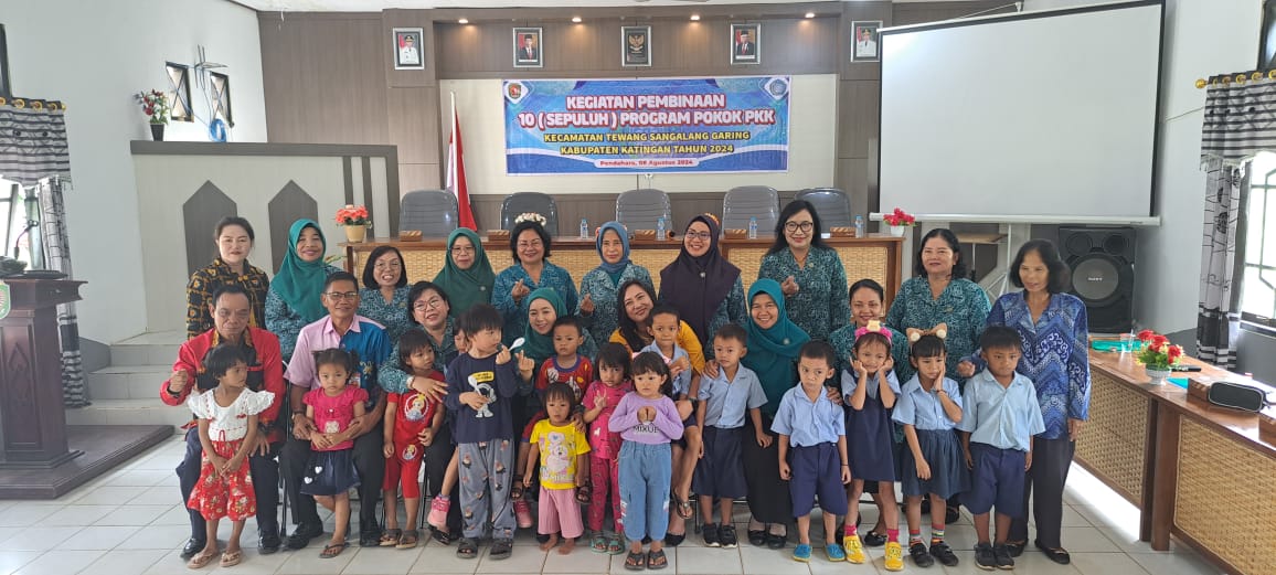 Ketua TP - PKK Kabupaten Katingan Ny. Sumiati Saiful bersama anak - anak TK dan PAUD